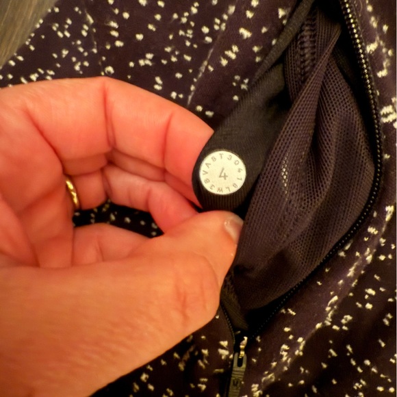 Lululemon Run Briskly 1/2 Zip Long Sleeve Pullover Black White Size 4 - Picture 7 of 9